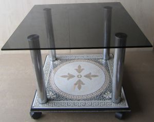 стол журнальный со столешницей из тонированного стекла и основанием из керамогранита