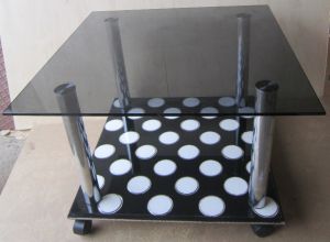 фото стола из стекла на металлических  ножках с основанием из керамогранита 